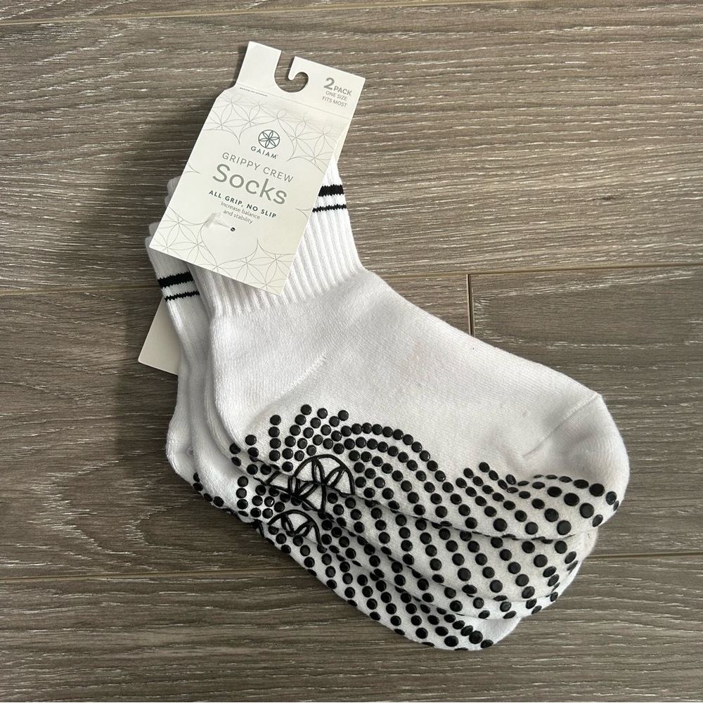 GAIAM Grippy Crew Socks White Pack of Two NEW